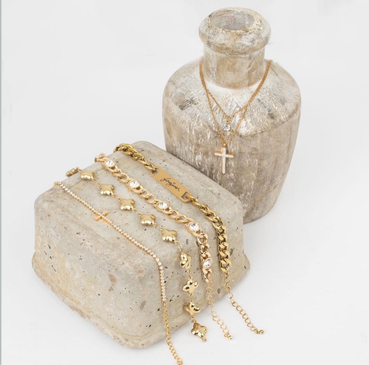 January declutter—but don’t forget your jewelry ✨

If your jewelry box is packed but you still grab the same few pieces, it’s time for a reset.

Enter: the jewelry capsule
A small collection of intentional, go-with-everything pieces you can mix, match, and wear on repeat.

✨ Fewer pieces
✨ More outfits
✨ Zero decision fatigue

Think of it like a capsule wardrobe… but for your accessories.

This January, I’m choosing intentional jewelry over random jewelry.
Who’s ready to simplify their style this year? 

#JewelryCapsule #JanuaryReset #DeclutterYourStyle #CapsuleAccessories #EffortlessStyle